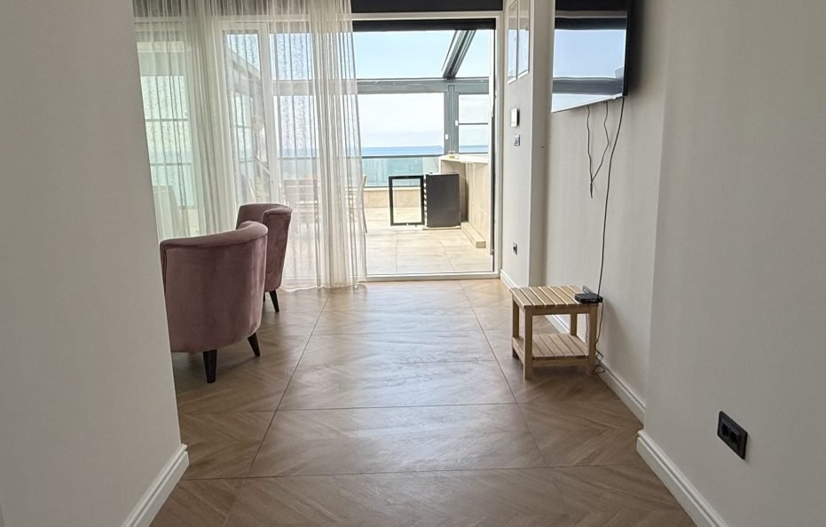 Penthouse-Wohnung mit Rooftop-Pool und Meerblick