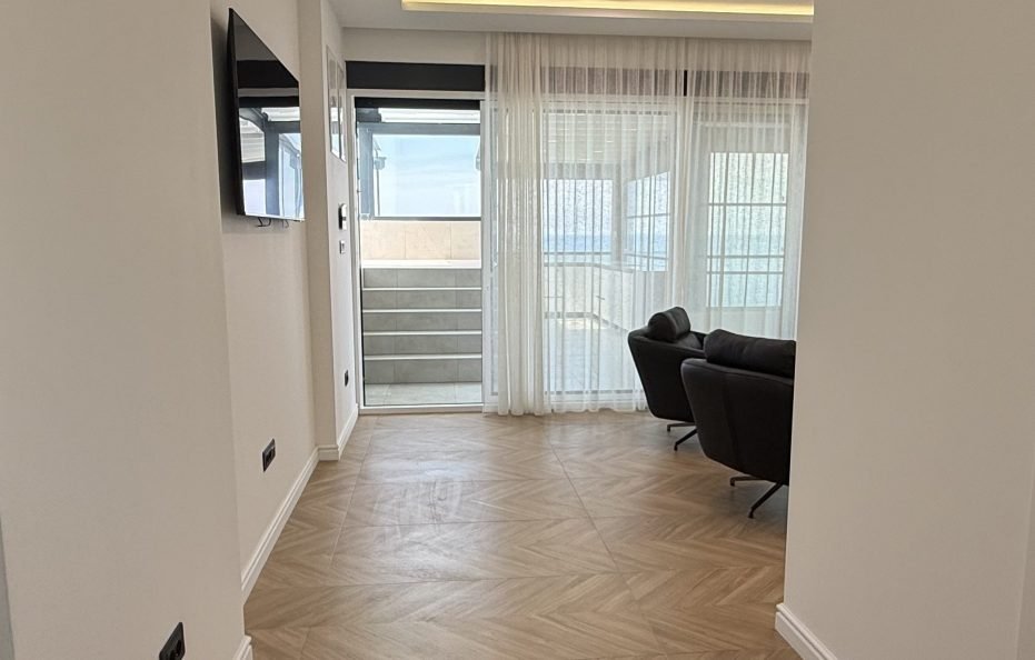 Penthouse-Wohnung mit Rooftop-Pool und Meerblick