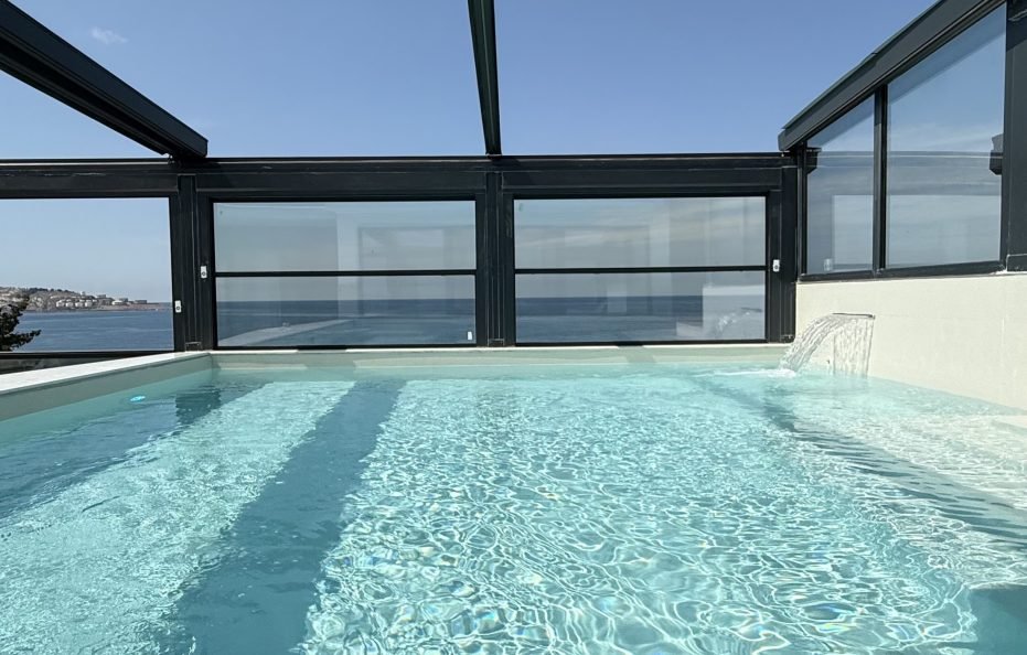 Penthouse-Wohnung mit Rooftop-Pool und Meerblick