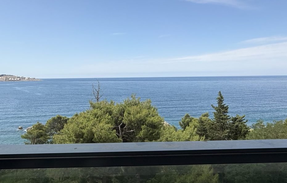 Penthouse-Wohnung mit Rooftop-Pool und Meerblick