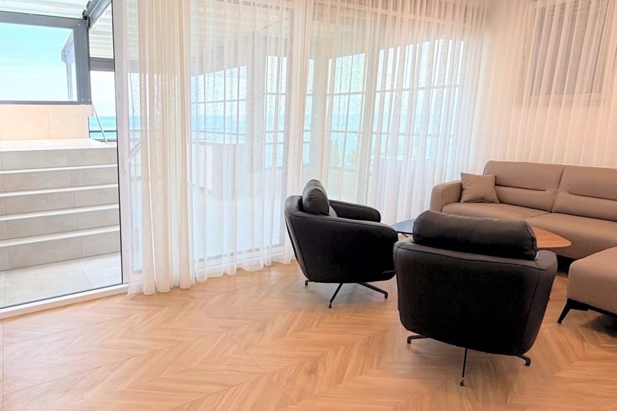 Penthouse-Wohnung mit Rooftop-Pool und Meerblick