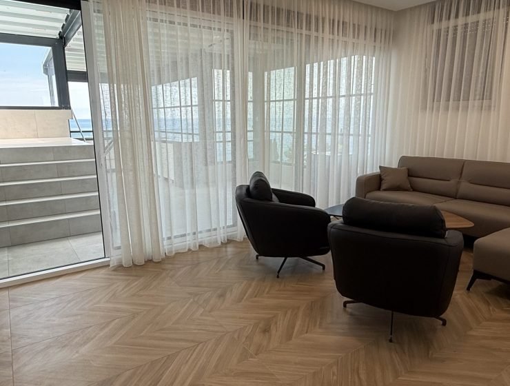 Penthouse-Wohnung mit Rooftop-Pool und Meerblick