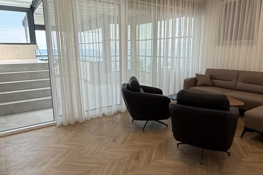 Penthouse-Wohnung mit Rooftop-Pool und Meerblick