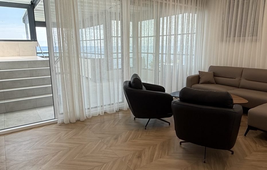 Penthouse-Wohnung mit Rooftop-Pool und Meerblick