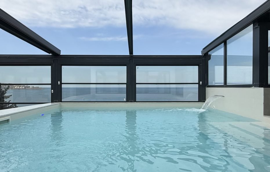 Penthouse-Wohnung mit Rooftop-Pool und Meerblick