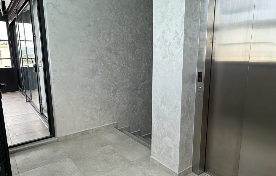 Penthouse-Wohnung mit Rooftop-Pool und Meerblick