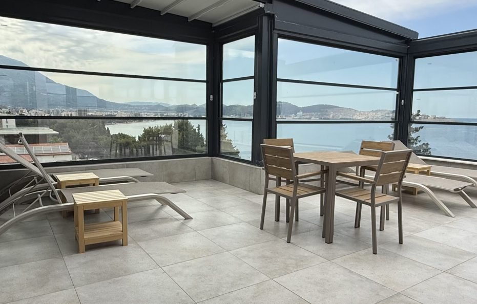 Penthouse-Wohnung mit Rooftop-Pool und Meerblick