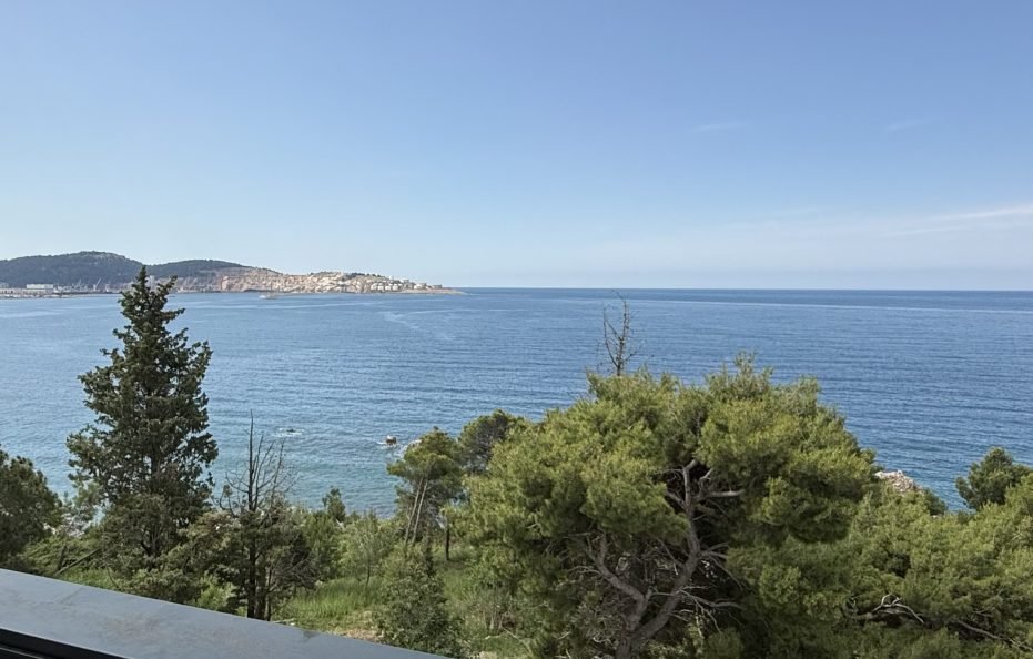 Penthouse-Wohnung mit Rooftop-Pool und Meerblick