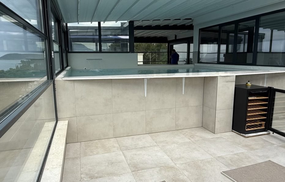Penthouse-Wohnung mit Rooftop-Pool und Meerblick