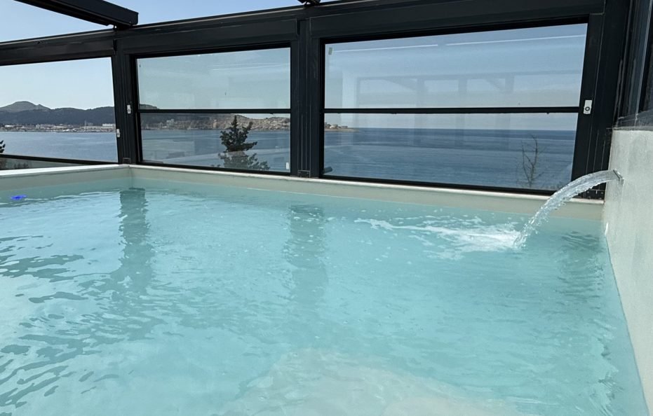 Penthouse-Wohnung mit Rooftop-Pool und Meerblick