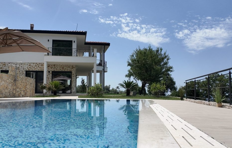 Luxusvilla in Dobra Voda mit privatem Pool und Meerblick