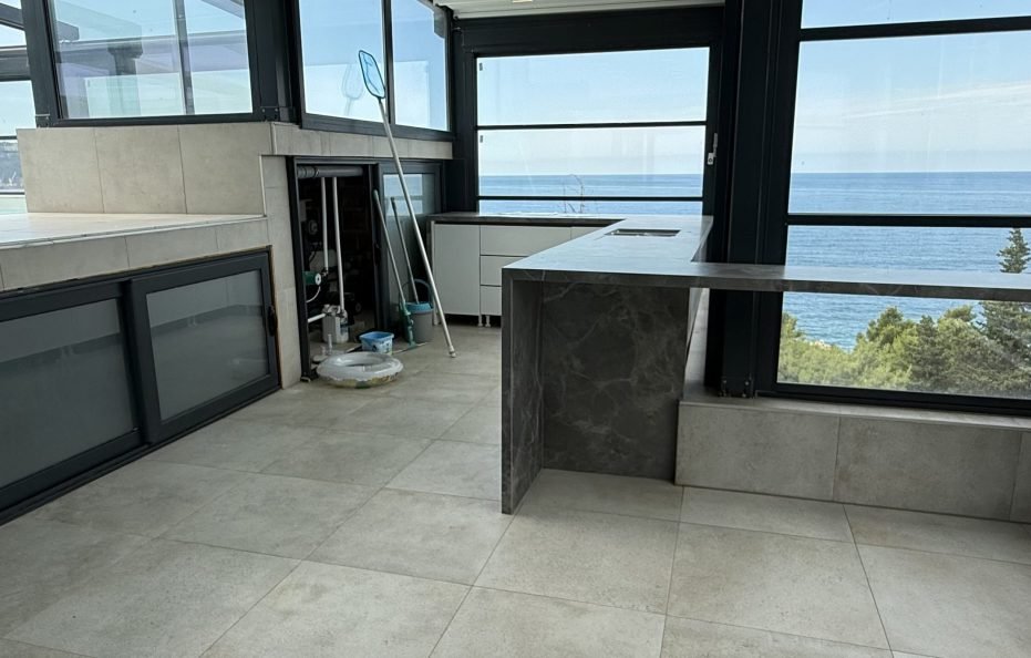Penthouse-Wohnung mit Rooftop-Pool und Meerblick