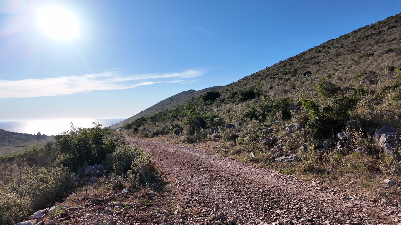 Weg durch die Hügel oberhalb von Bar mit Blick aufs Meer