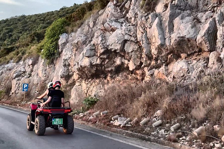 Quad an einer Felskante in den Bergen Montenegros