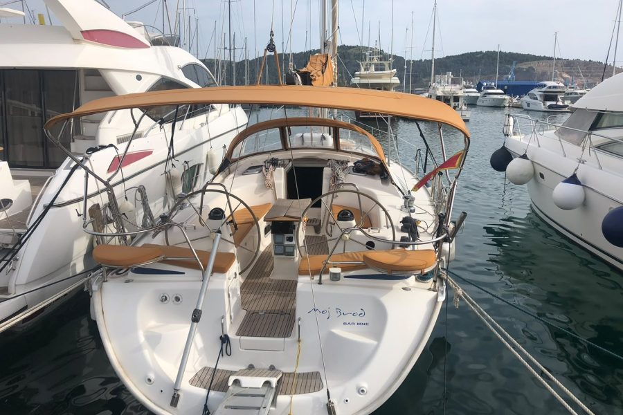Heck der Segelyacht mit Bimini-Sonnendach in der Marina Bar