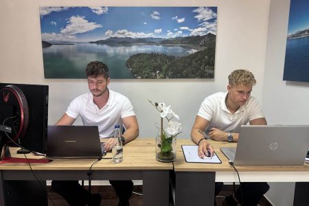 Dennis und Dominik im Monte i More Büro in Bar