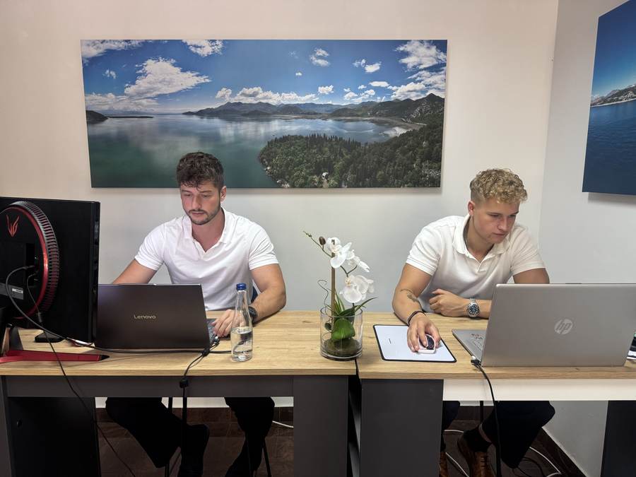 Dennis und Dominik im Monte i More Büro in Bar